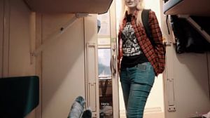 Случайный секс в поезде с попутчицей в купе вагона