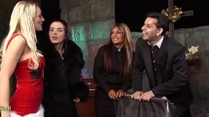 Священник трахает прихожанок в церкви на исповеди