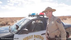 Полицейский арестовал и трахнул нарушительницу