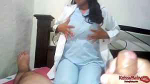 Врачиха сосет пациенту в больничной палате