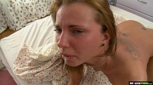 Закатывает глаза от оргазма и высовывает язык