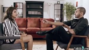 Врач трахнул сисястую пациентку на приеме в кабинете