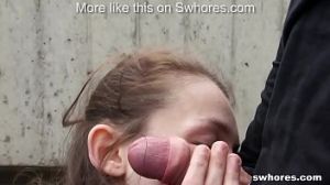 Уличная шлюха сосет прохожему за деньги на обочине дороги