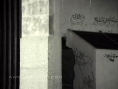 Бреет девушке волосатую пизду в интимном салоне