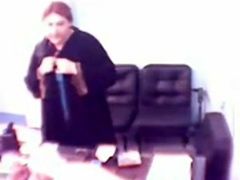 Инопланетное существо трахает и откладывает яйца в девушку