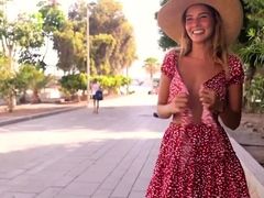 Вылизывает глубоко жопу длинным языком